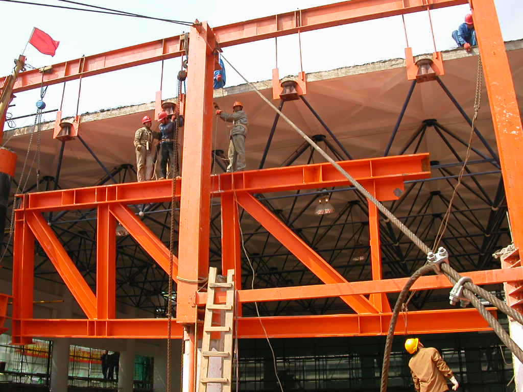 同济大学风雨操场托梁拔柱